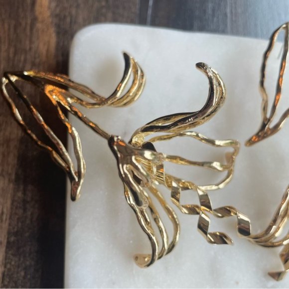 Golden Metal Floral Shape Dangle Earrings - Picture 2 of 6